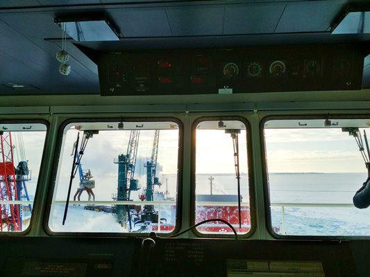 Вид с капитанского мостика Заполярного Вид с капитанского мостика Заполярного